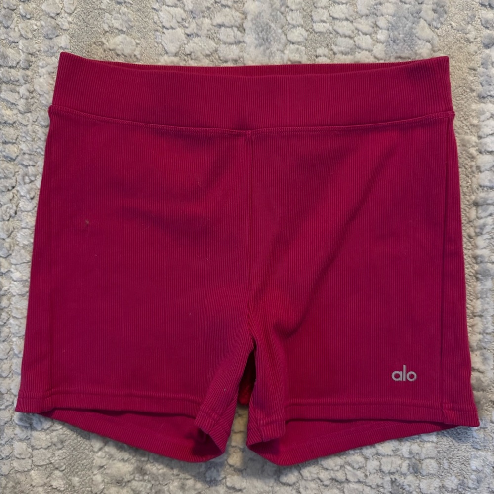 Pink Alo "Goddess Ribbed High Waist Short" in size M!